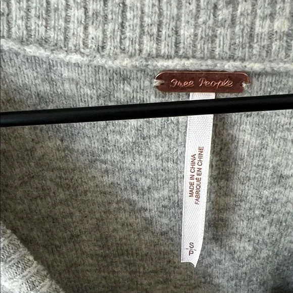 Free People Gray Crewneck Men's Sweater Sz S - Picture 2 of 4